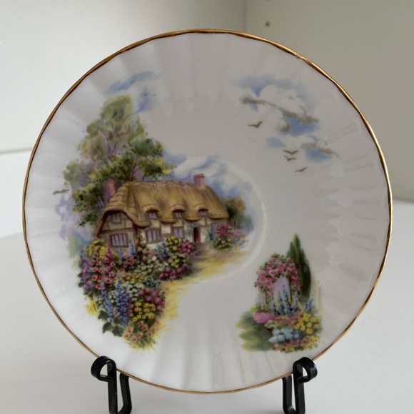 EUC Vtg Royal Stafford Teacup and Saucer with a Thatched Cottage and Garden - Picture 6 of 9